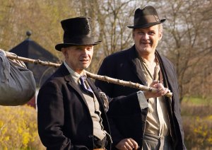 Bo (Johan Ulveson) und Per (Johan Rheborg), die beiden Landstreicher im Schlossgarten von Svaneholm.